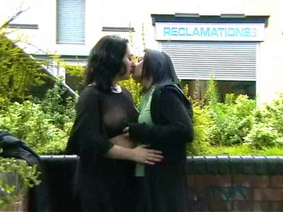 amateur lesbians kissing
